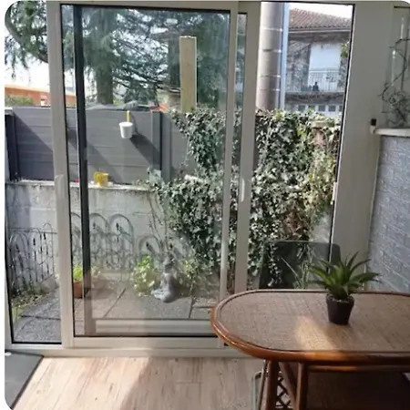 Cosy A 200 Du Tram B Separee Petite Veranda Lumineuse Donnant Sur Jardinet דירה